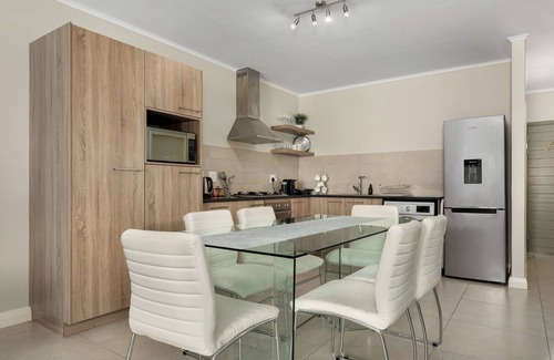 Flora Park Apartamento | Serene Escape in the Heart of Century City
