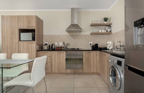 Flora Park Apartamento | Serene Escape in the Heart of Century City