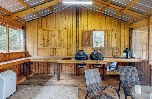Wilmer Cabina | Serene Farm House with Expansive Land and Peaceful Pond Views