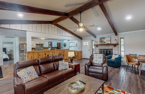 Wilmer Cabina | Serene Farm House with Expansive Land, Hot tub and Peaceful Pond Views
