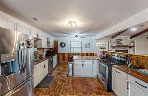Wilmer Cabina | Serene Farm House with Expansive Land, Hot tub and Peaceful Pond Views