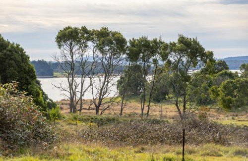 Burrawang Casa | Serene Farmhouse with Lake Views