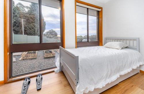 Burrawang Casa | Serene Farmhouse with Lake Views