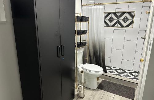 Tamiami Casa | Serene Full Bed with 50 Inch Smart TV, Netflix, AirPlay, Mini-Fridge, and 500 Mbps WiFi near FIU, Dolphin Mall, Airport