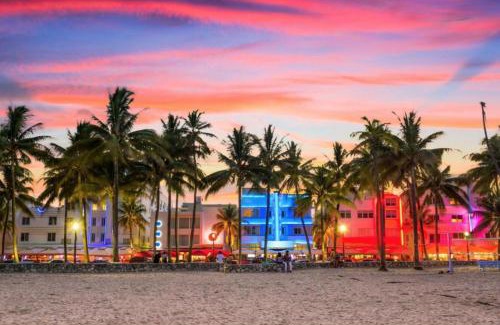 Tamiami Casa | Serene Full Bed with 50 Inch Smart TV, Netflix, AirPlay, Mini-Fridge, and 500 Mbps WiFi near FIU, Dolphin Mall, Airport