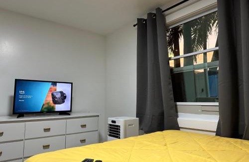 Tamiami Casa | Serene Full Bed with 50 Inch Smart TV, Netflix, AirPlay, Mini-Fridge, and 500 Mbps WiFi near FIU, Dolphin Mall, Airport