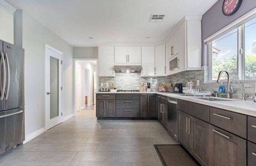 East San Gabriel Casa | Serene Gem in LA: 4 Bedrooms with a Walk-In Closet, Streaming Options, High-Speed Internet, and Front Yard Oasis.