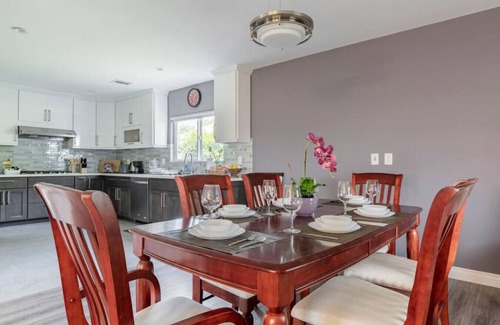 East San Gabriel Casa | Serene Gem in LA: 4 Bedrooms with a Walk-In Closet, Streaming Options, High-Speed Internet, and Front Yard Oasis.