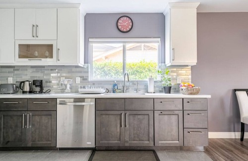 East San Gabriel Casa | Serene Gem in LA: 4 Bedrooms with a Walk-In Closet, Streaming Options, High-Speed Internet, and Front Yard Oasis.