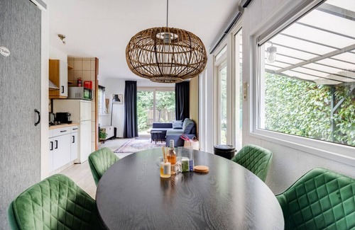 Nunspeet Chalet De Esquí | Serene Getaway: Charming Cozy Chalet with Generous Private Garden at the Veluwe.