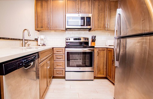 Wesley Chapel Condominio | Serene Hideaway – Ground-Floor Corner Condo w/ King Suite, Smart TVs & Private Patio!