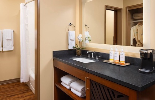 Crown Point Hotel | Serene Hideaway Room w/ Spa Access and Bike Rentals – Ideal for Couples