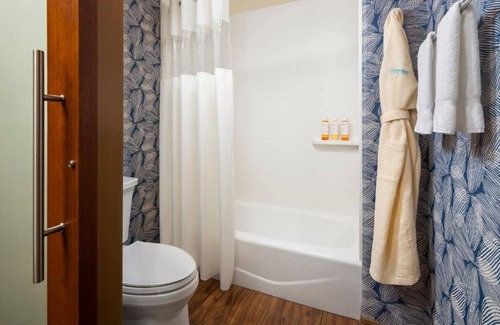 Crown Point Hotel | Serene Hideaway Room w/ Spa Access and Bike Rentals – Ideal for Couples
