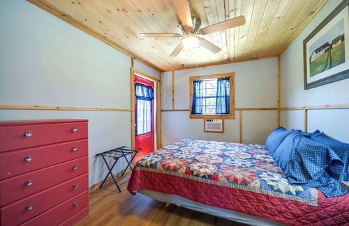 Fredericksburg Cabina | Serene Hill Country Cabin w/Deck Near Wineries!