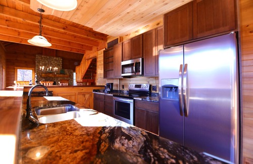 Logan Cabina | Serene (Hocking Hills) log cabin, near local attractions
