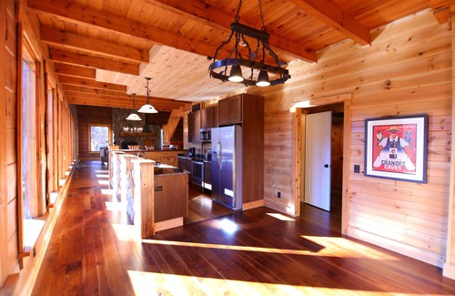 Logan Cabina | Serene (Hocking Hills) log cabin, near local attractions