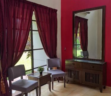 Alor Gajah Chalet De Esquí | Serene Holiday Chalet with pool in a quiet enclave