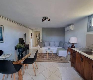 Dirfys-Messapia Apartamento | Serene Home, Modern amenities near the beach