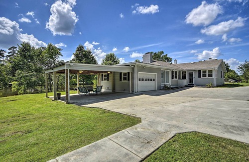 Greensboro Cabaña | Serene Home on Pond - 5 Mi to Dtwn Greensboro