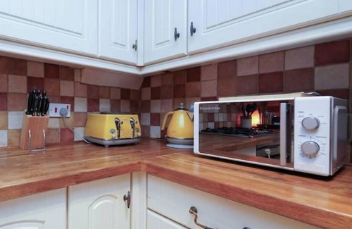 Hersham Casa | Serene home with all comforts (Wifi, Parking, EV Charge) & Long Stay Discount!