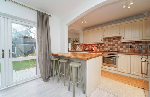 Hersham Casa | Serene home with all comforts (Wifi, Parking, EV Charge) & Long Stay Discount!