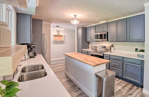 Three Oaks Casa | Serene Home with Fire pit, Gas Grill, WIFI & Close to Beach