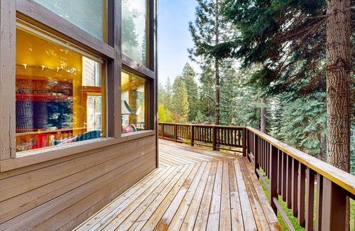 Ponderosa Palisades Casa | Serene home with fireplace, wood stove, kitchen, W/D, hot tub, & gas grill