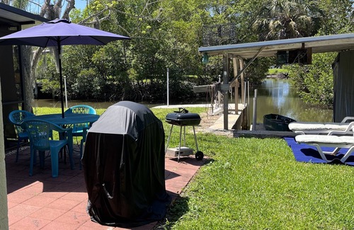 Palmetto Cabaña | Serene Island Cottage Waterfront Haven-pet friendly.