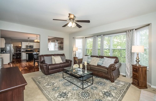 O'Fallon Casa | Serene Ivory*Fireplace*Fenced Yard* Dogs Welcome!