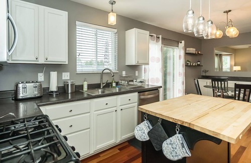 O'Fallon Casa | Serene Ivory*Fireplace*Fenced Yard* Dogs Welcome!