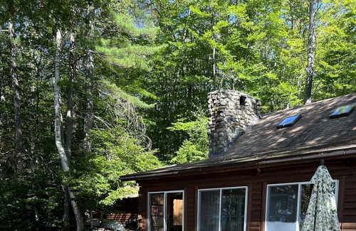 Fryeburg Cabaña | ¡Serene Kezar Pond Log Home con fachada de arena, preciosas puestas de sol y vistas a la montaña!
