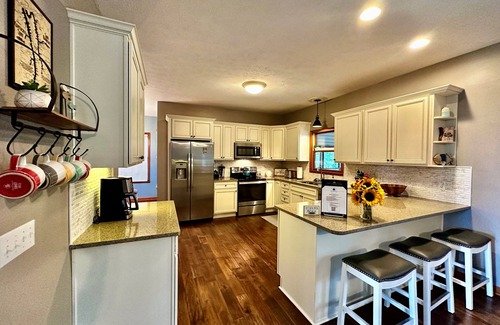 Cadiz Casa | Serene Lake Barkley home, private dock, quiet neighborhood, kayaks, pool table, fire pit!