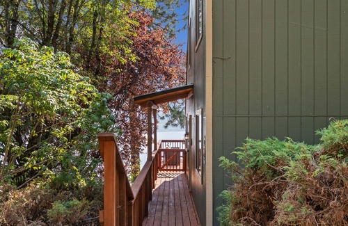 Hope Casa | Serene lake-view retreat with deck, grill, firepit, & fireplace