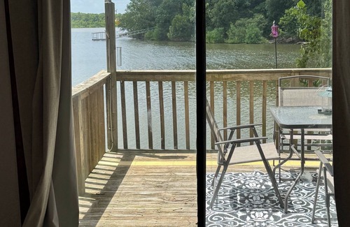 Wyandotte Casa | Serene lakefront 2 bedroom with gorgeous views and water access