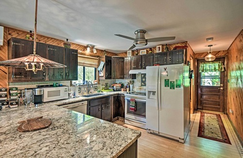 East Wakefield Cabina | Serene Lakefront Cabin w/ Fire Pit & Kayaks!