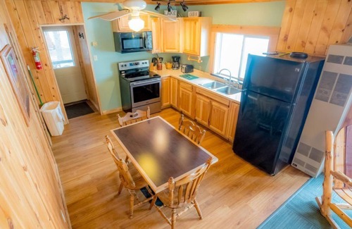 Puposky Cabina | Serene Lakefront Cabin - Steps from Big Turtle Lake