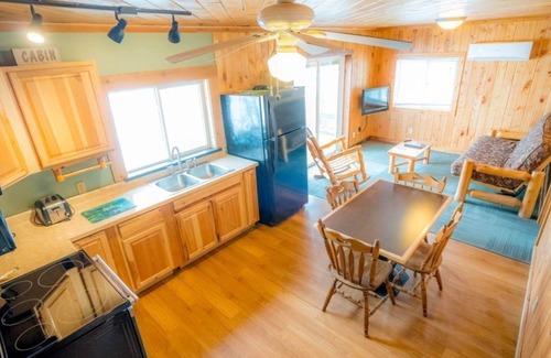 Puposky Cabina | Serene Lakefront Cabin - Steps from Big Turtle Lake