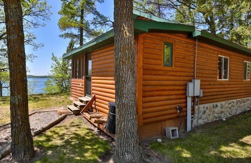 Puposky Cabina | Serene Lakefront Cabin - Steps from Big Turtle Lake
