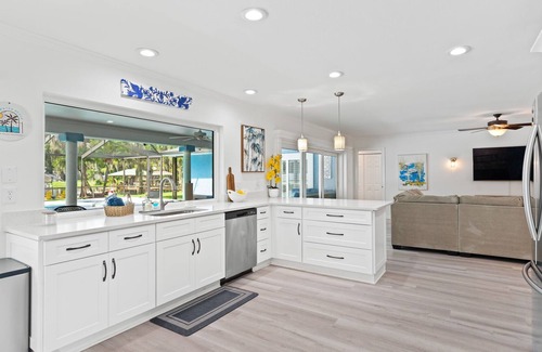 Lutz Casa | Serene Lakefront, Pool & Beach Oasis