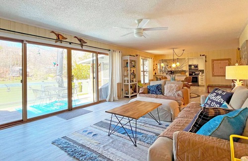 Lake Lure Cabaña | Serene Lakefront Reteat with Whimsical Flair! Private Dock-Kayaks-Fishing