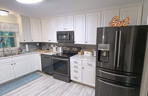 Lake Lure Cabaña | Serene Lakefront Reteat with Whimsical Flair! Private Dock-Kayaks-Fishing