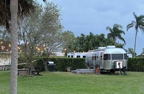 Vero Beach Cabina | Serene Lakeside Camper Retreat