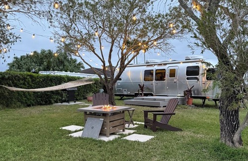 Vero Beach Cabina | Serene Lakeside Camper Retreat