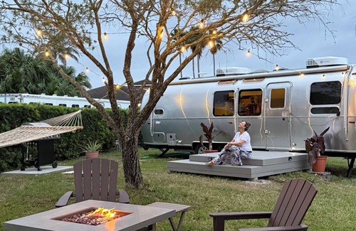 Vero Beach Cabina | Serene Lakeside Camper Retreat