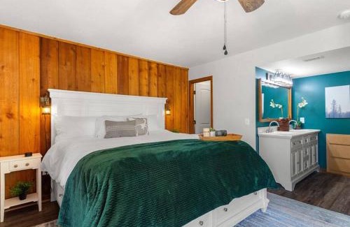 Winter Haven Casa | Serene Lakeside Retreat- 3 Bdr Romantic Getaway