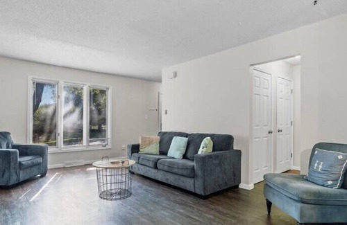 Clive Casa | Serene Large Duplex in West Des Moines