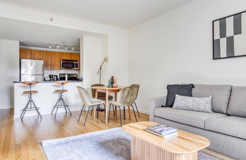 Hunters Point Apartamento | Serene LIC 1BR w/Doorman, Gym & Pool, near East River, by Blueground