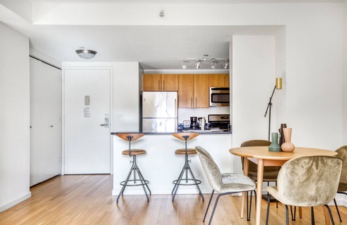 Hunters Point Apartamento | Serene LIC 1BR w/Doorman, Gym & Pool, near East River, by Blueground