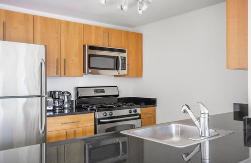 Hunters Point Apartamento | Serene LIC 1BR w/Doorman, Gym & Pool, near East River, by Blueground