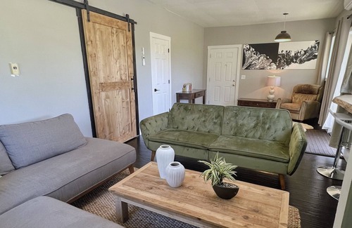 Arlington Cabina | Serene Luxury Cabin Retreat - Hot Tub, Fire Pit, Patio, Close to Trails/ River